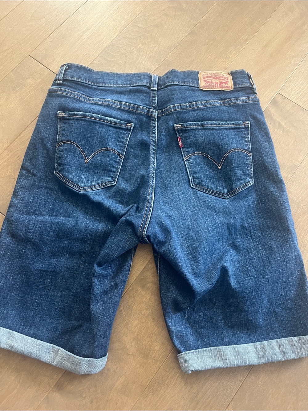 Levi’s woman jeans shorts size 28 classic Bermuda short - Picture 2 of 3